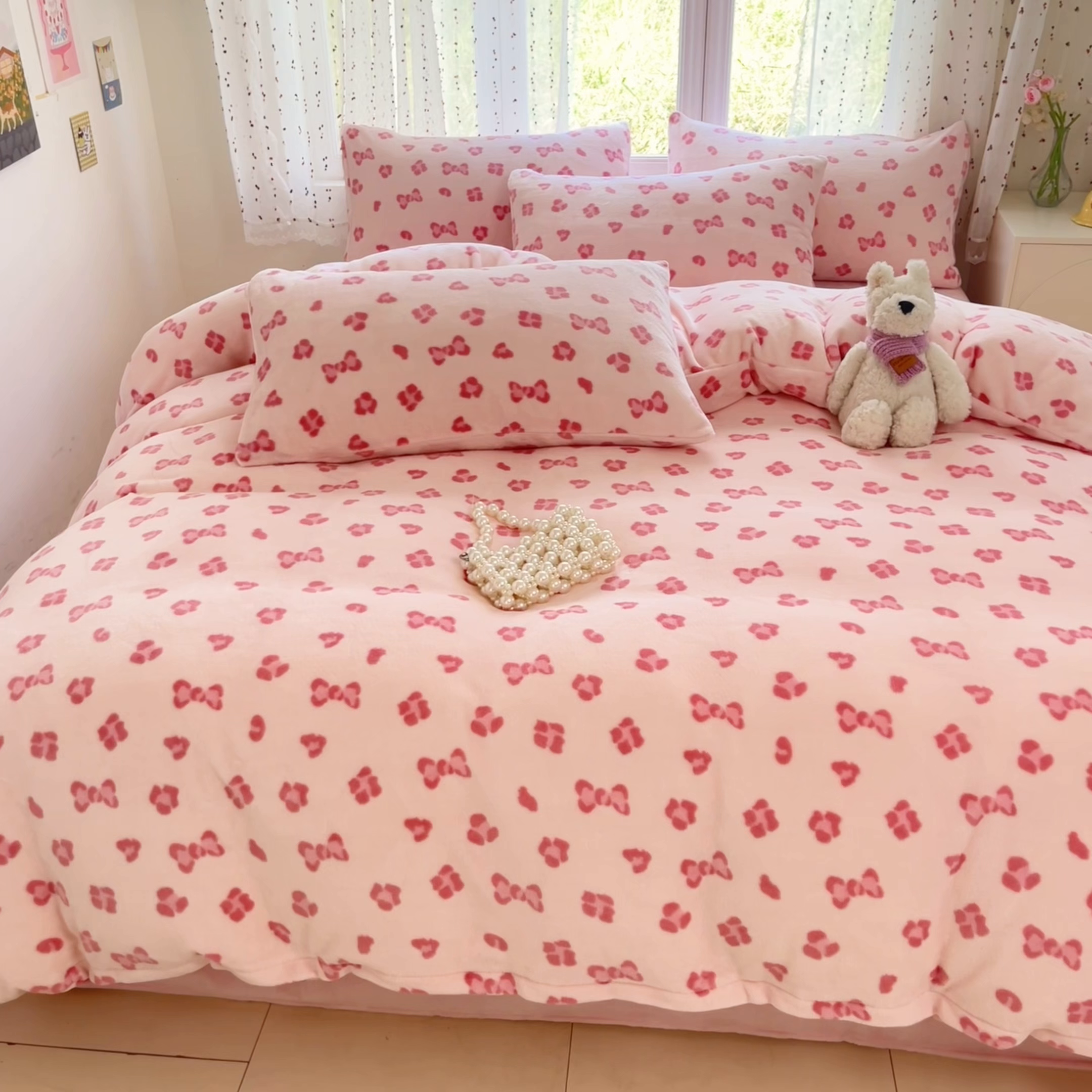 91家纺网 家纺一手货源 找家纺 麦伦家居 2025新款双面200g牛奶绒四件套 花花蝴蝶结-粉