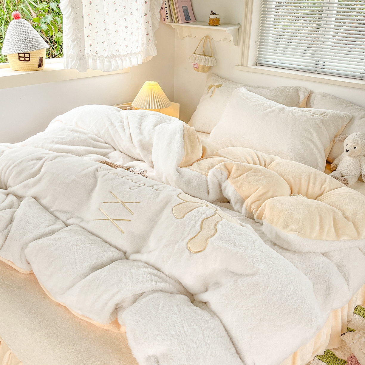 91家纺网 家纺一手货源 找家纺 （总）麦朵家居 2025新款高克重兔毛贴布绣牛奶绒四件套雕花绒法莱绒四件套兔兔绒四件套床笠三件套