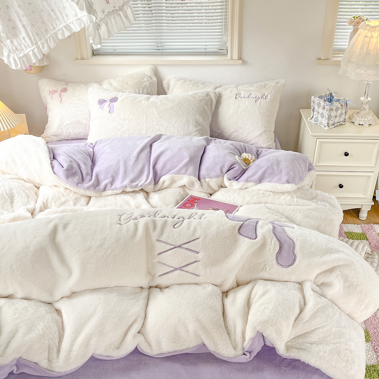 91家纺网 家纺一手货源 找家纺 （总）麦朵家居 2025新款高克重兔毛贴布绣牛奶绒四件套雕花绒法莱绒四件套兔兔绒四件套床笠三件套