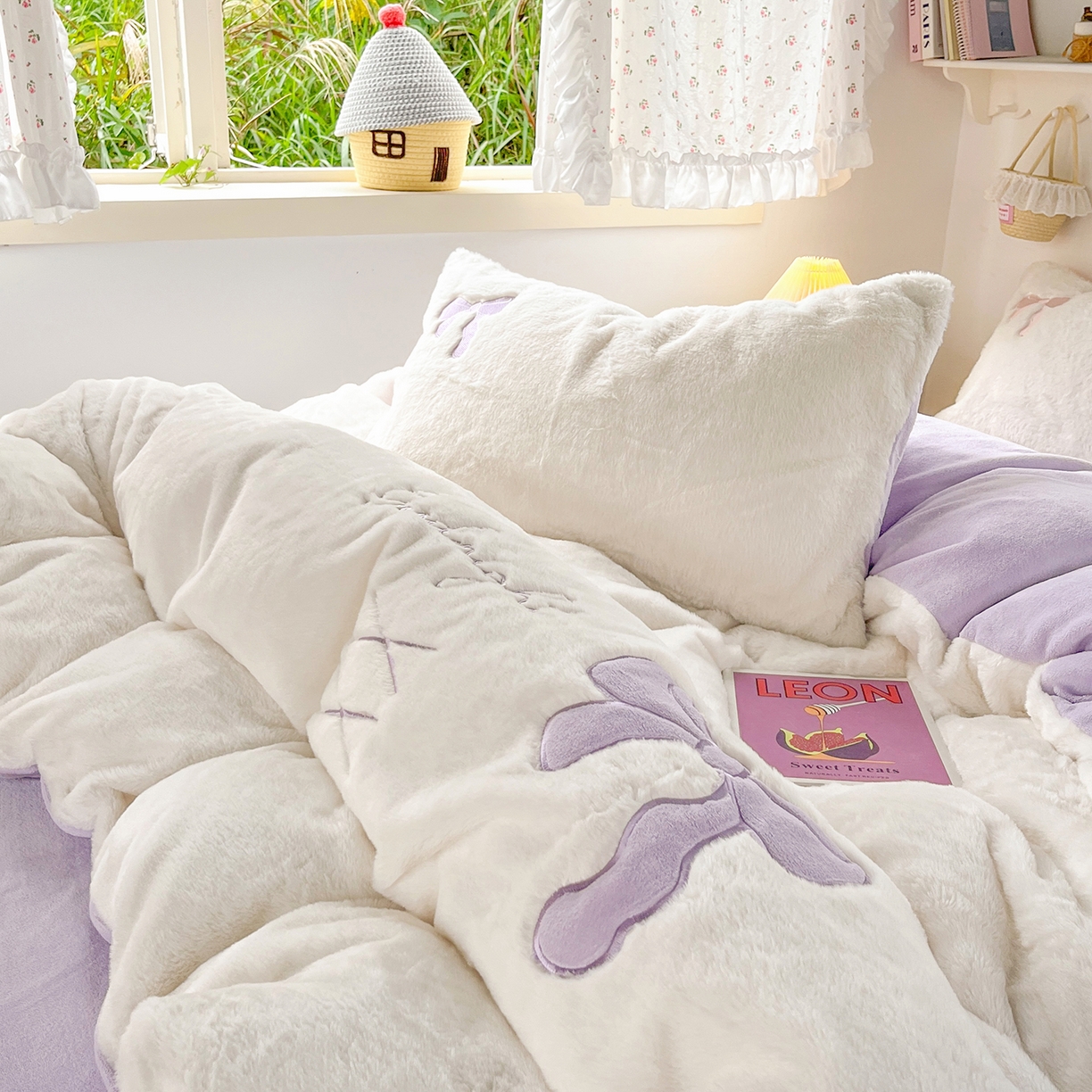 91家纺网 家纺一手货源 找家纺 麦朵家居 2025新款高克重兔毛贴布绣牛奶绒四件套雕花绒法莱绒四件套兔兔绒四件套床笠三件套 兔毛-紫色