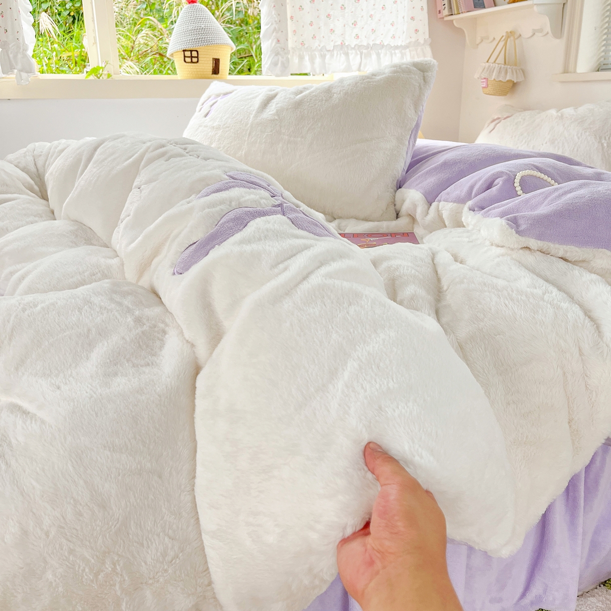 91家纺网 家纺一手货源 找家纺 麦朵家居 2025新款高克重兔毛贴布绣牛奶绒四件套雕花绒法莱绒四件套兔兔绒四件套床笠三件套 兔毛-紫色