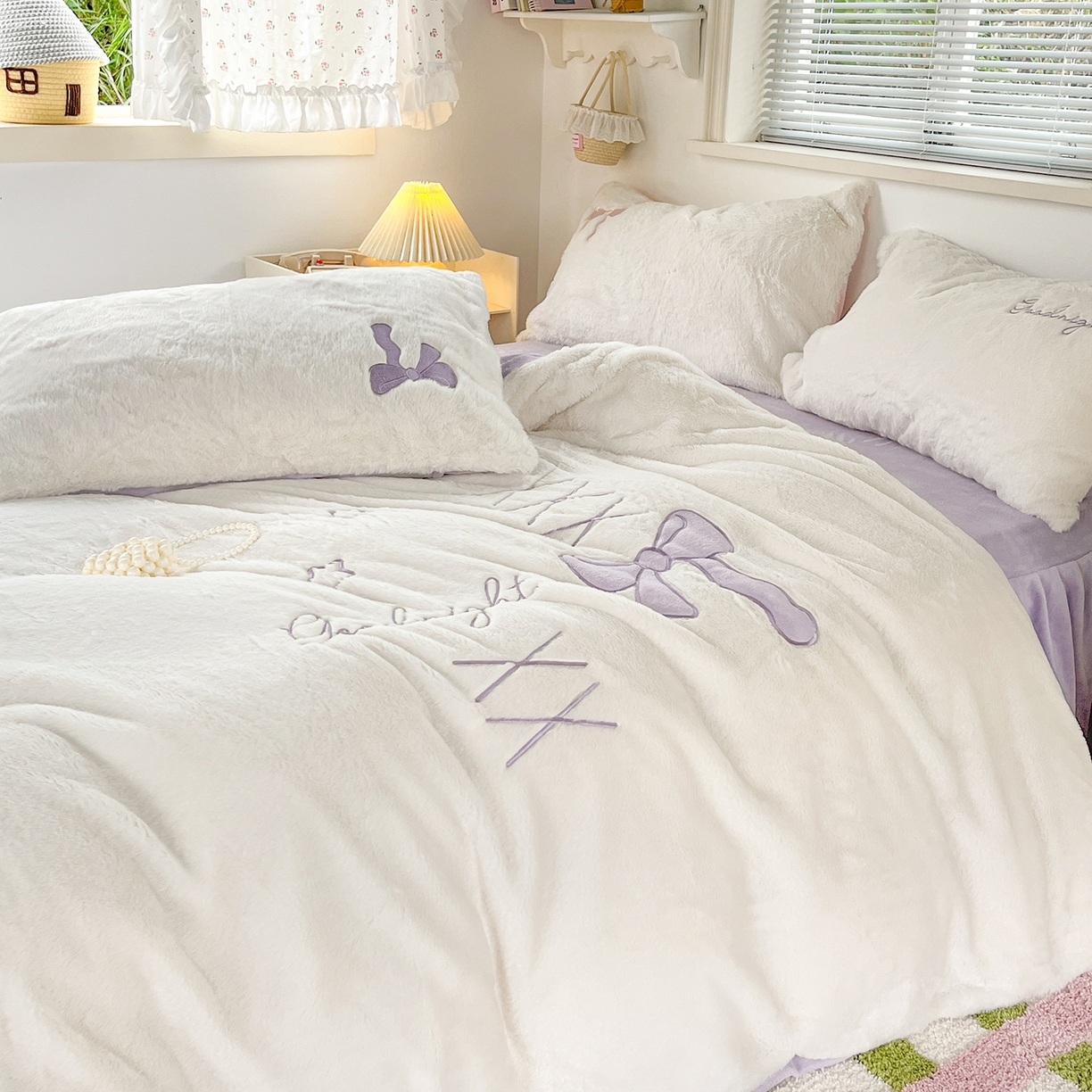 91家纺网 家纺一手货源 找家纺 麦朵家居 2025新款高克重兔毛贴布绣牛奶绒四件套雕花绒法莱绒四件套兔兔绒四件套床笠三件套 兔毛-紫色