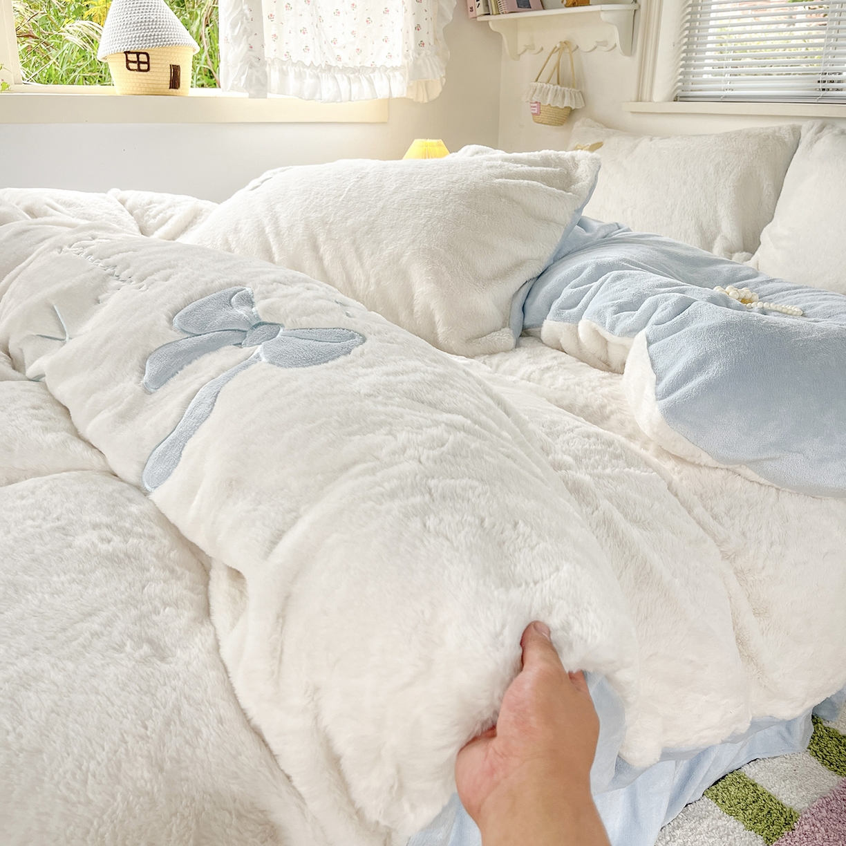 91家纺网 家纺一手货源 找家纺 麦朵家居 2025新款高克重兔毛贴布绣牛奶绒四件套雕花绒法莱绒四件套兔兔绒四件套床笠三件套 兔毛-蓝色