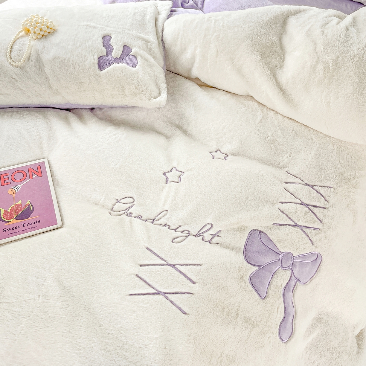 91家纺网 家纺一手货源 找家纺 麦朵家居 2025新款高克重兔毛贴布绣牛奶绒四件套雕花绒法莱绒四件套兔兔绒四件套床笠三件套 兔毛-紫色