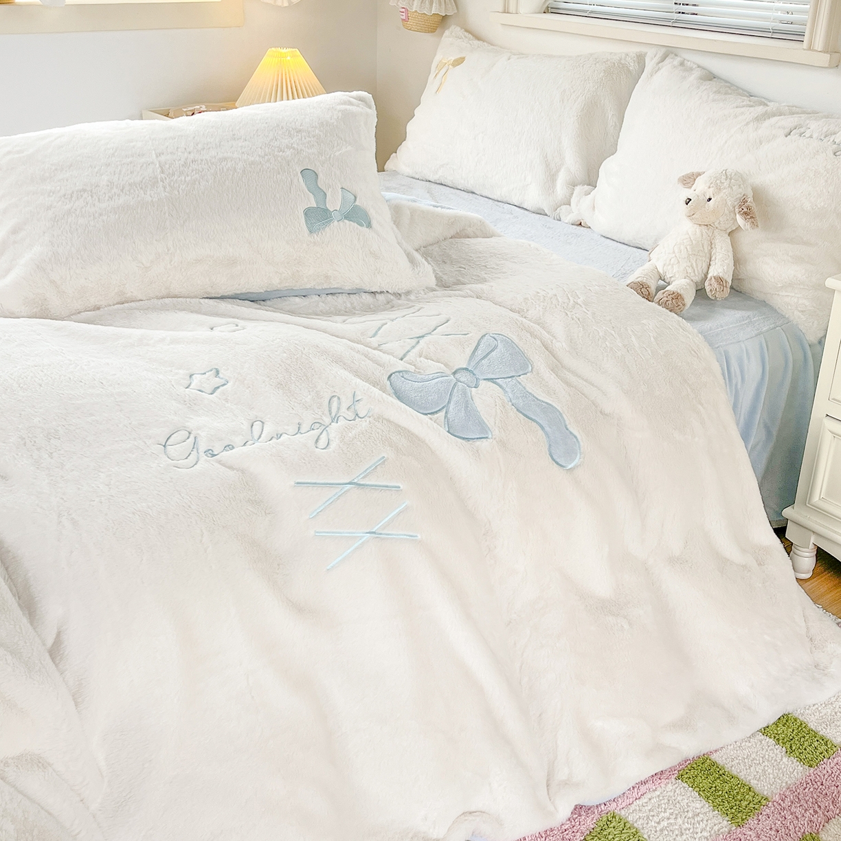 91家纺网 家纺一手货源 找家纺 麦朵家居 2025新款高克重兔毛贴布绣牛奶绒四件套雕花绒法莱绒四件套兔兔绒四件套床笠三件套 兔毛-蓝色