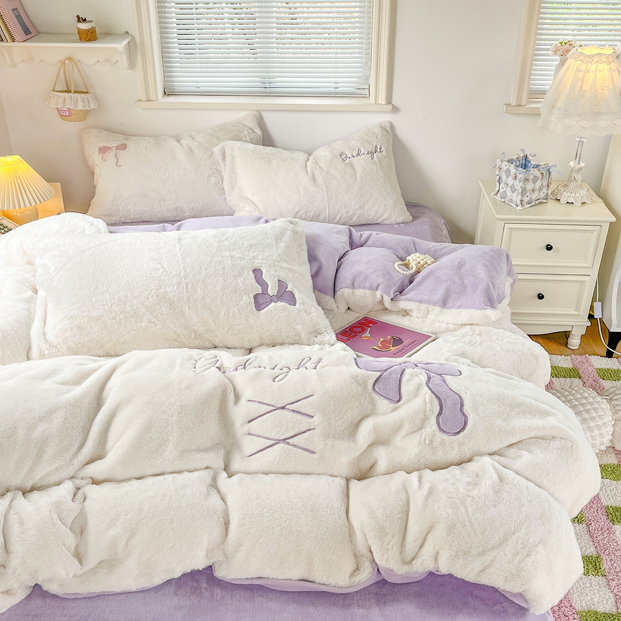 91家纺网 家纺一手货源 找家纺 麦朵家居 2025新款高克重兔毛贴布绣牛奶绒四件套雕花绒法莱绒四件套兔兔绒四件套床笠三件套 兔毛-紫色