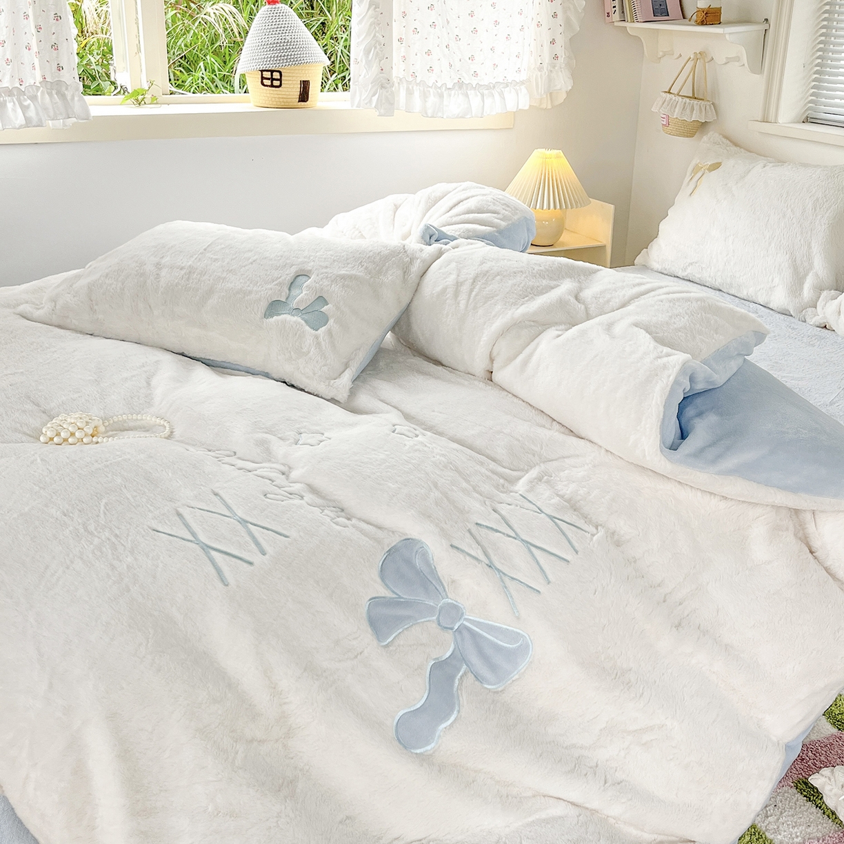 91家纺网 家纺一手货源 找家纺 麦朵家居 2025新款高克重兔毛贴布绣牛奶绒四件套雕花绒法莱绒四件套兔兔绒四件套床笠三件套 兔毛-蓝色