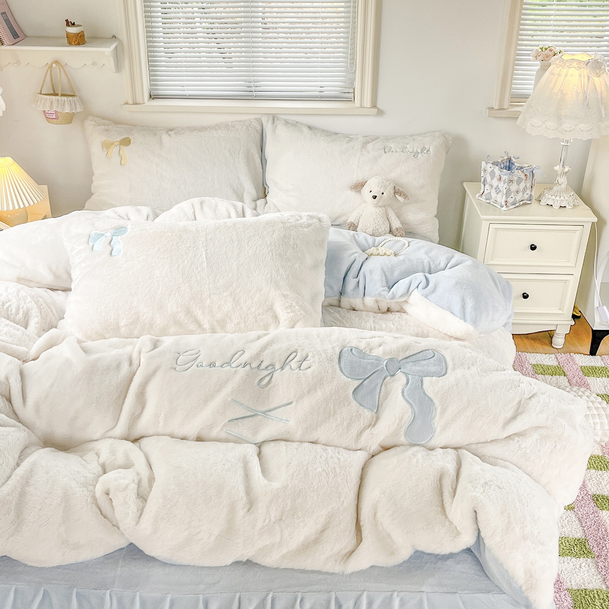 91家纺网 家纺一手货源 找家纺 麦朵家居 2025新款高克重兔毛贴布绣牛奶绒四件套雕花绒法莱绒四件套兔兔绒四件套床笠三件套 兔毛-蓝色