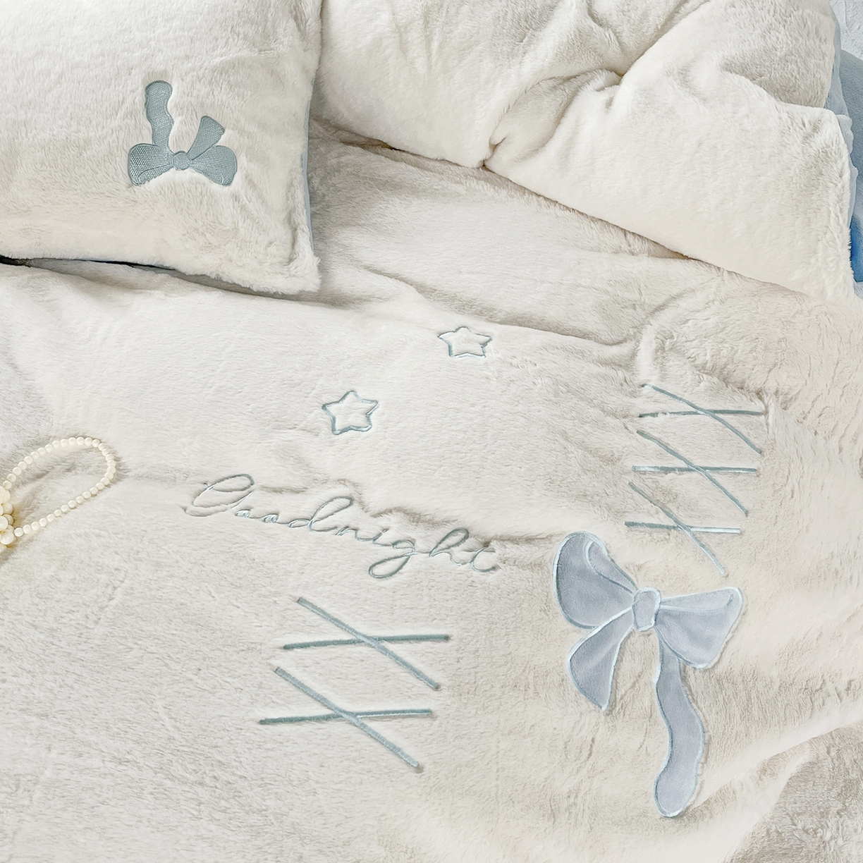 91家纺网 家纺一手货源 找家纺 麦朵家居 2025新款高克重兔毛贴布绣牛奶绒四件套雕花绒法莱绒四件套兔兔绒四件套床笠三件套 兔毛-蓝色