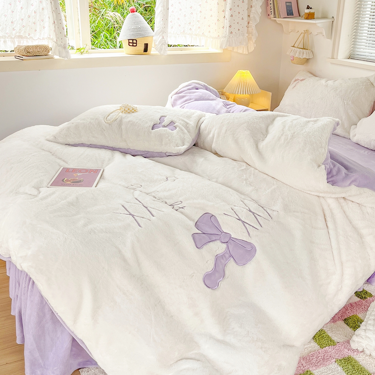 91家纺网 家纺一手货源 找家纺 麦朵家居 2025新款高克重兔毛贴布绣牛奶绒四件套雕花绒法莱绒四件套兔兔绒四件套床笠三件套 兔毛-紫色