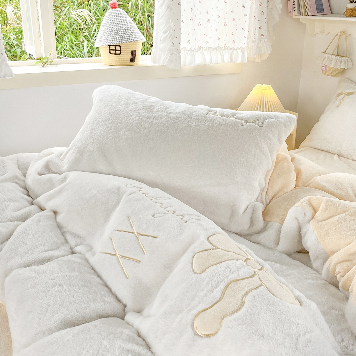 91家纺网 家纺一手货源 找家纺 麦朵家居 2025新款高克重兔毛贴布绣牛奶绒四件套雕花绒法莱绒四件套兔兔绒四件套床笠三件套 兔毛-黄色