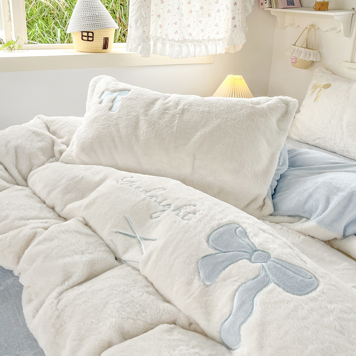 91家纺网 家纺一手货源 找家纺 麦朵家居 2025新款高克重兔毛贴布绣牛奶绒四件套雕花绒法莱绒四件套兔兔绒四件套床笠三件套 兔毛-蓝色