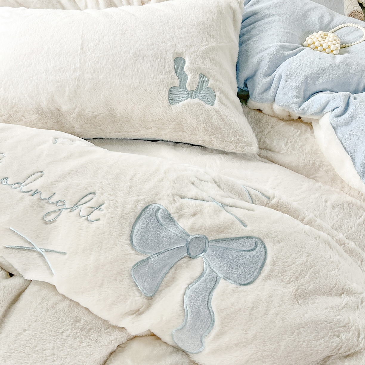 91家纺网 家纺一手货源 找家纺 麦朵家居 2025新款高克重兔毛贴布绣牛奶绒四件套雕花绒法莱绒四件套兔兔绒四件套床笠三件套 兔毛-蓝色