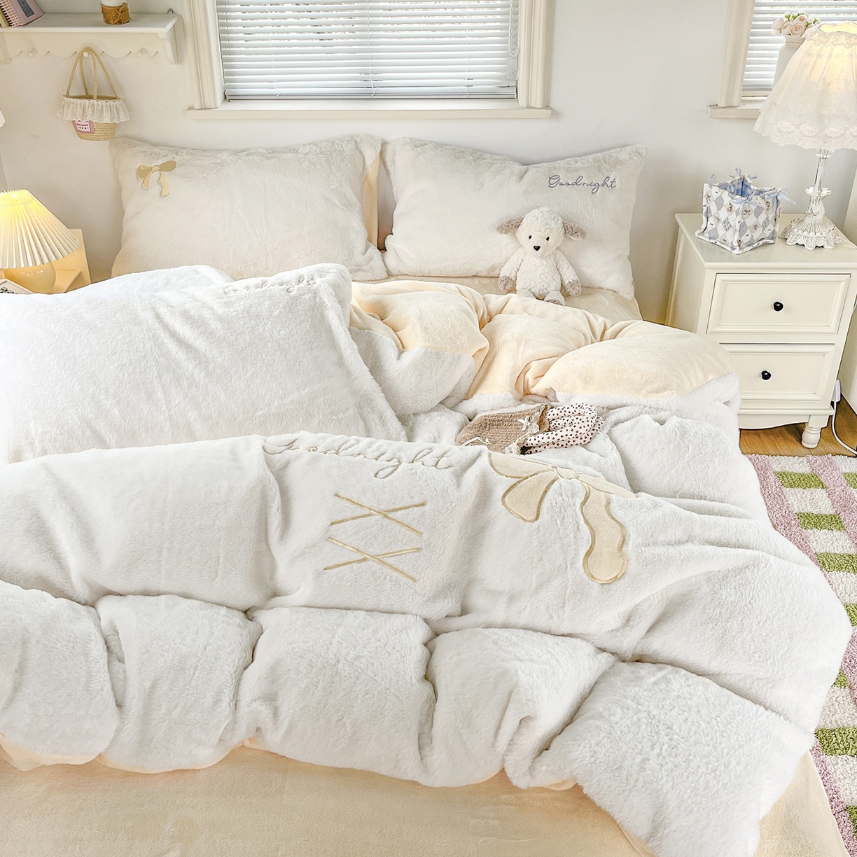 91家纺网 家纺一手货源 找家纺 麦朵家居 2025新款高克重兔毛贴布绣牛奶绒四件套雕花绒法莱绒四件套兔兔绒四件套床笠三件套 兔毛-黄色