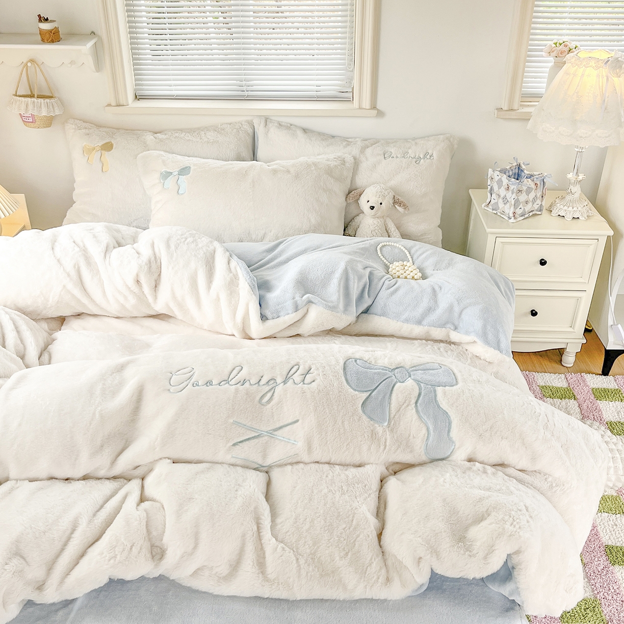 91家纺网 家纺一手货源 找家纺 麦朵家居 2025新款高克重兔毛贴布绣牛奶绒四件套雕花绒法莱绒四件套兔兔绒四件套床笠三件套 兔毛-蓝色