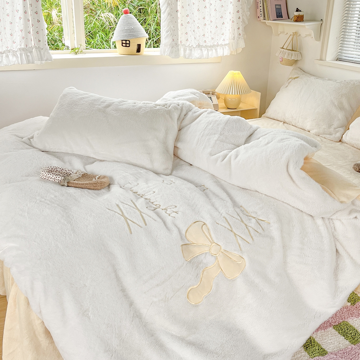 91家纺网 家纺一手货源 找家纺 麦朵家居 2025新款高克重兔毛贴布绣牛奶绒四件套雕花绒法莱绒四件套兔兔绒四件套床笠三件套 兔毛-黄色