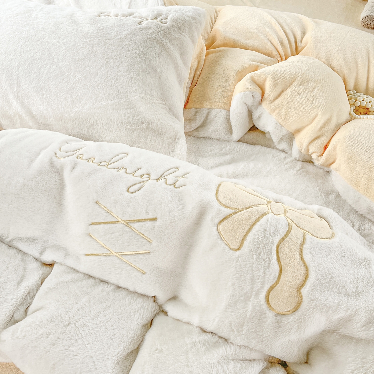 91家纺网 家纺一手货源 找家纺 麦朵家居 2025新款高克重兔毛贴布绣牛奶绒四件套雕花绒法莱绒四件套兔兔绒四件套床笠三件套 兔毛-黄色