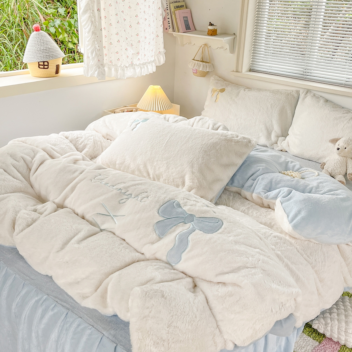 91家纺网 家纺一手货源 找家纺 麦朵家居 2025新款高克重兔毛贴布绣牛奶绒四件套雕花绒法莱绒四件套兔兔绒四件套床笠三件套 兔毛-蓝色