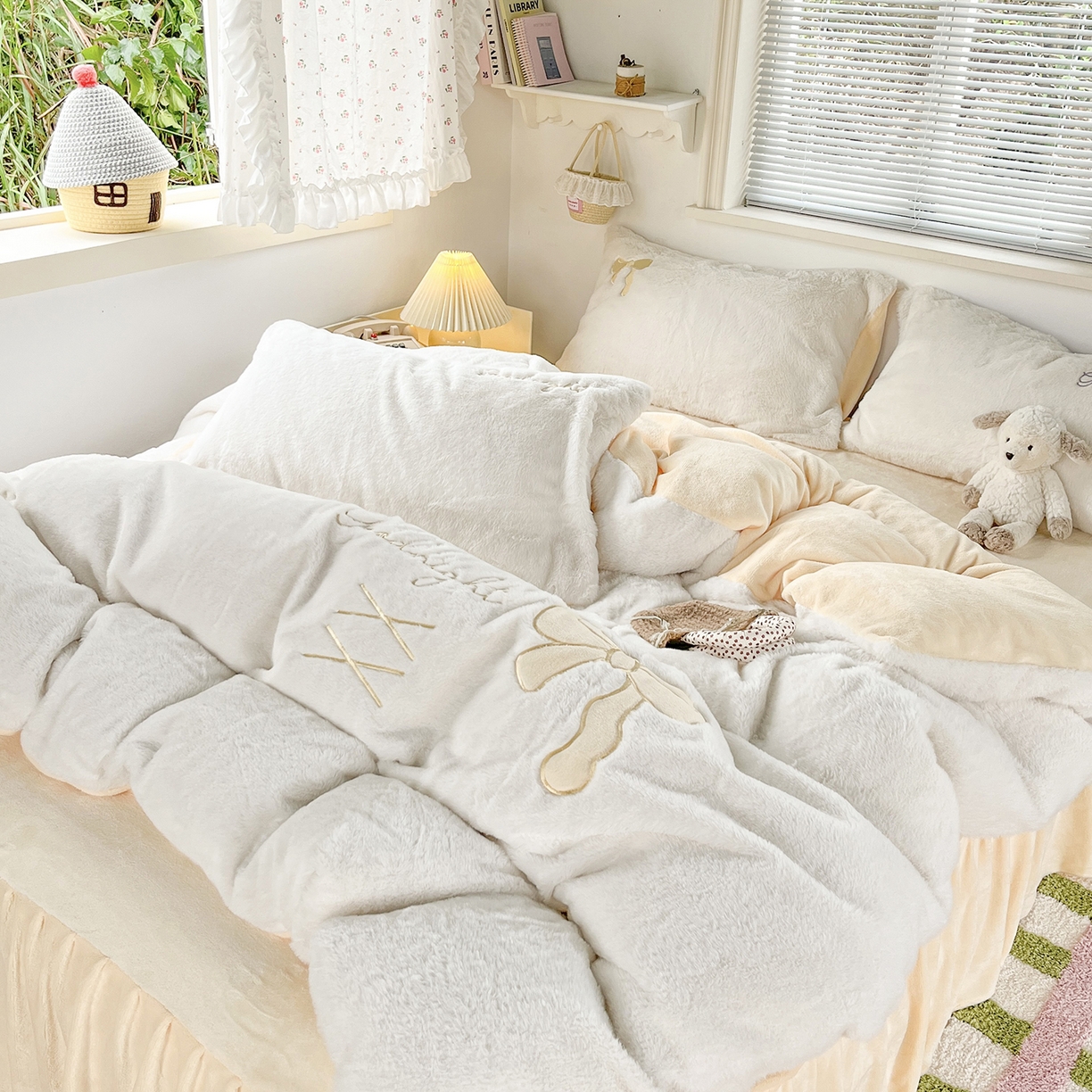 91家纺网 家纺一手货源 找家纺 麦朵家居 2025新款高克重兔毛贴布绣牛奶绒四件套雕花绒法莱绒四件套兔兔绒四件套床笠三件套 兔毛-黄色