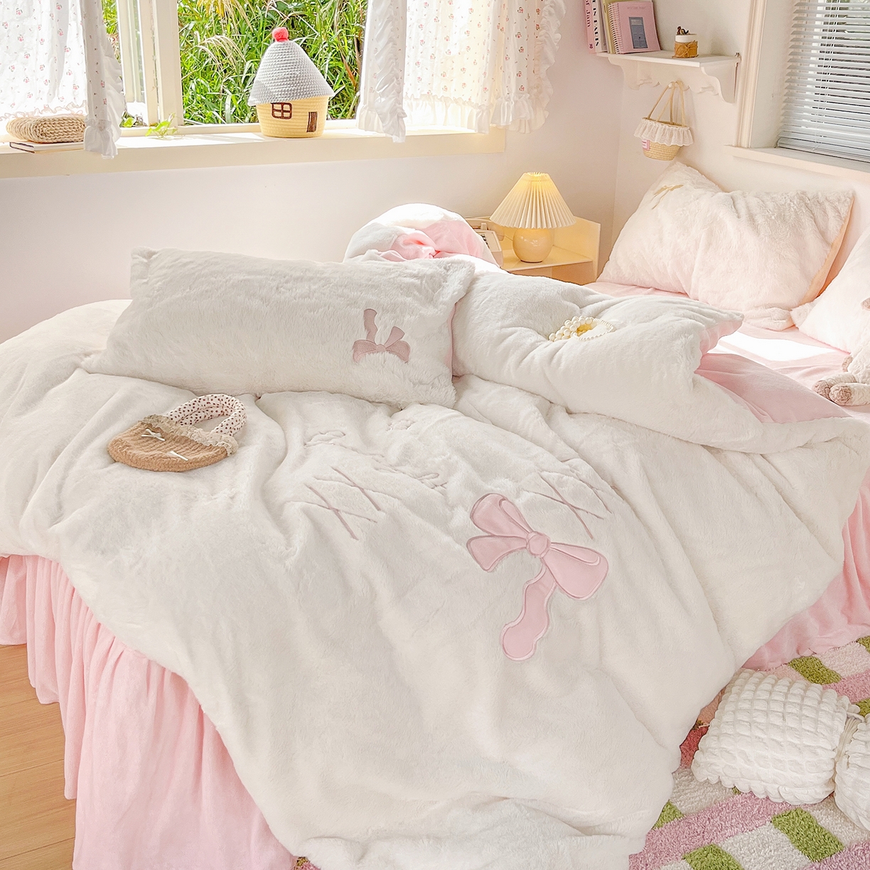 91家纺网 家纺一手货源 找家纺 麦朵家居 2025新款高克重兔毛贴布绣牛奶绒四件套雕花绒法莱绒四件套兔兔绒四件套床笠三件套 兔毛-粉色