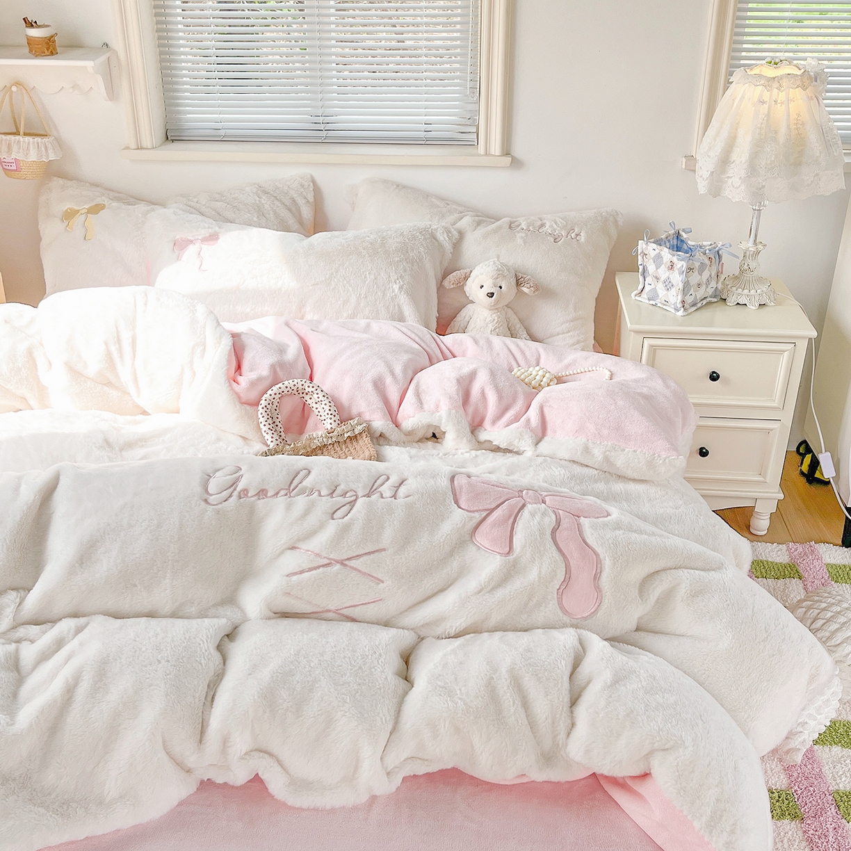 91家纺网 家纺一手货源 找家纺 麦朵家居 2025新款高克重兔毛贴布绣牛奶绒四件套雕花绒法莱绒四件套兔兔绒四件套床笠三件套 兔毛-粉色