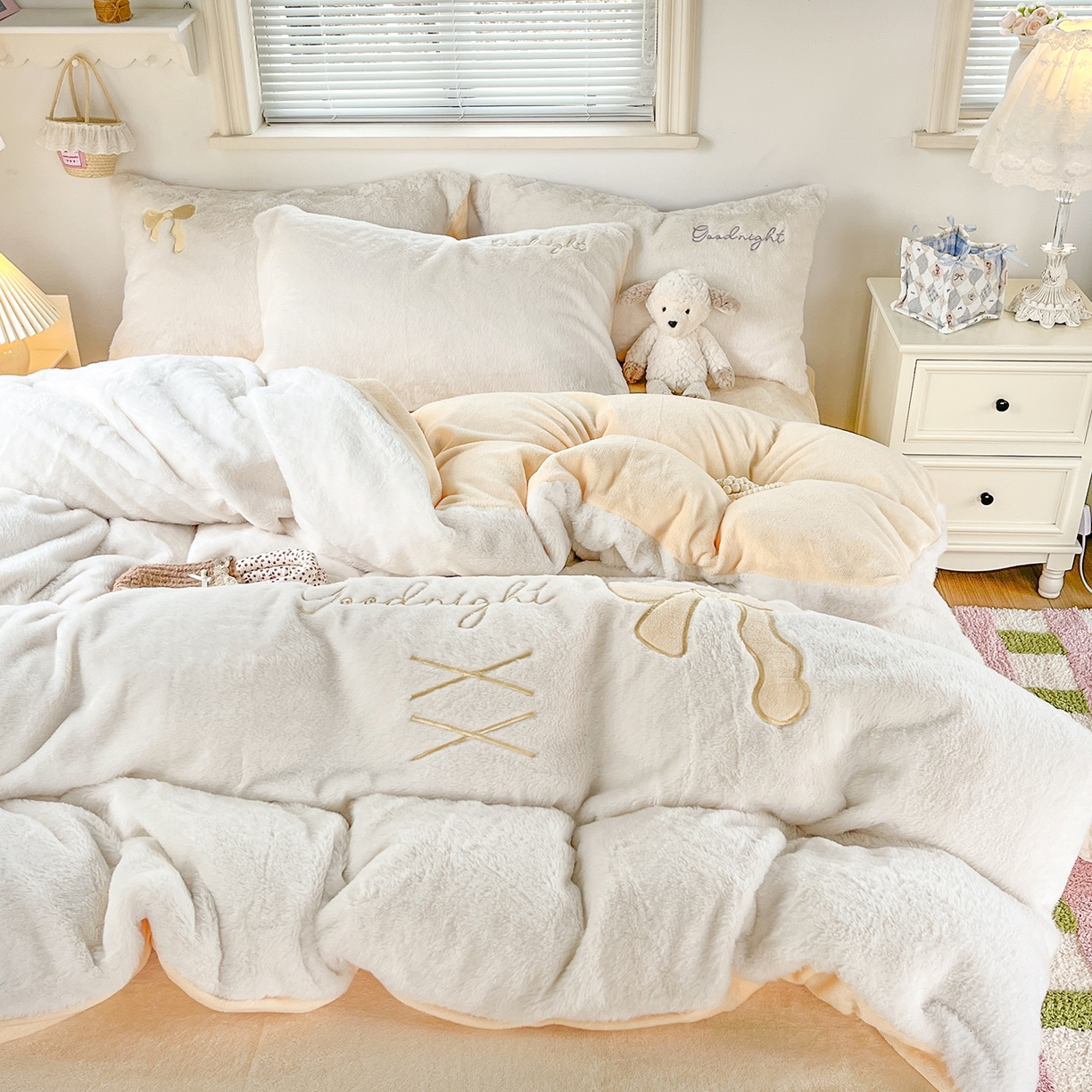 91家纺网 家纺一手货源 找家纺 麦朵家居 2025新款高克重兔毛贴布绣牛奶绒四件套雕花绒法莱绒四件套兔兔绒四件套床笠三件套 兔毛-黄色