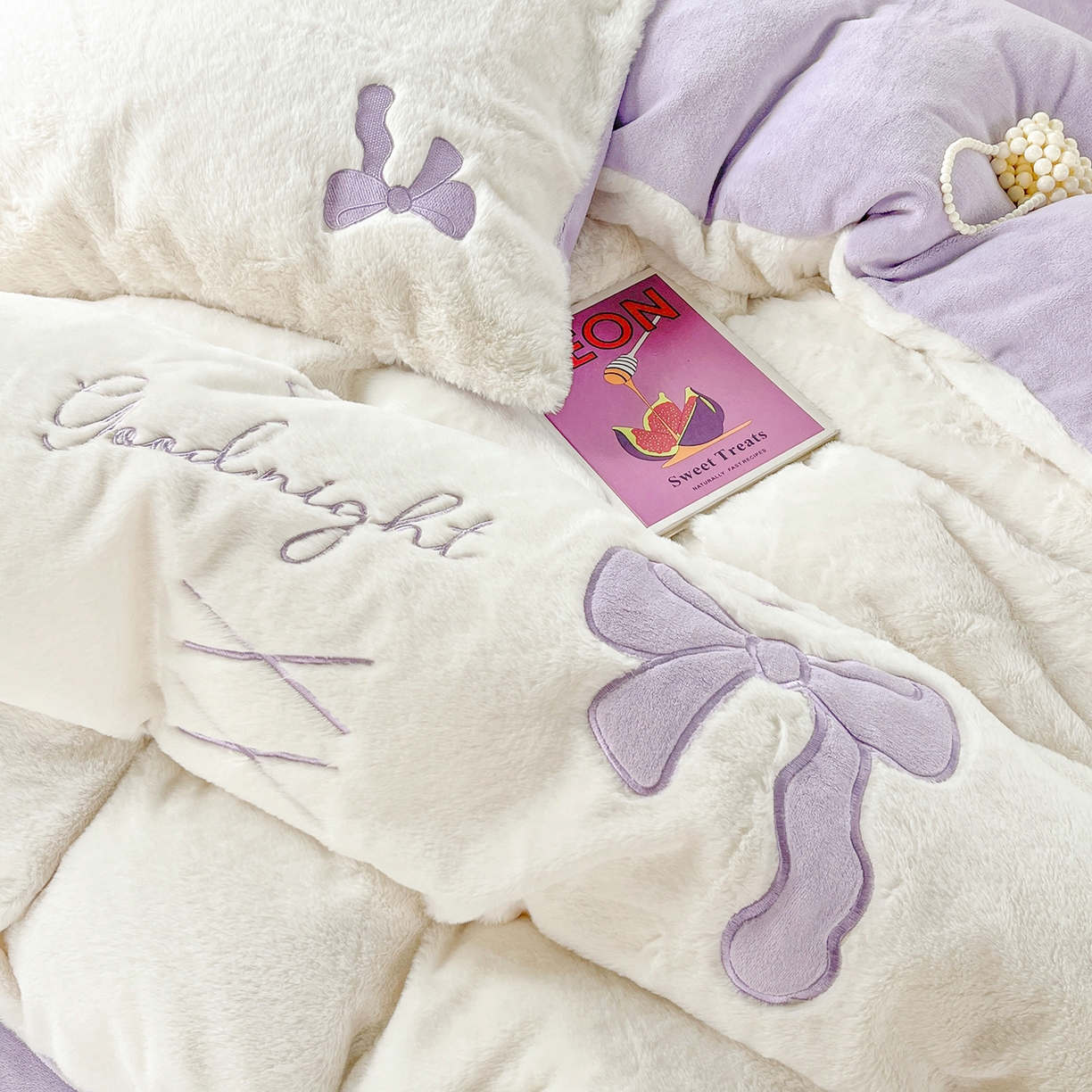 91家纺网 家纺一手货源 找家纺 麦朵家居 2025新款高克重兔毛贴布绣牛奶绒四件套雕花绒法莱绒四件套兔兔绒四件套床笠三件套 兔毛-紫色