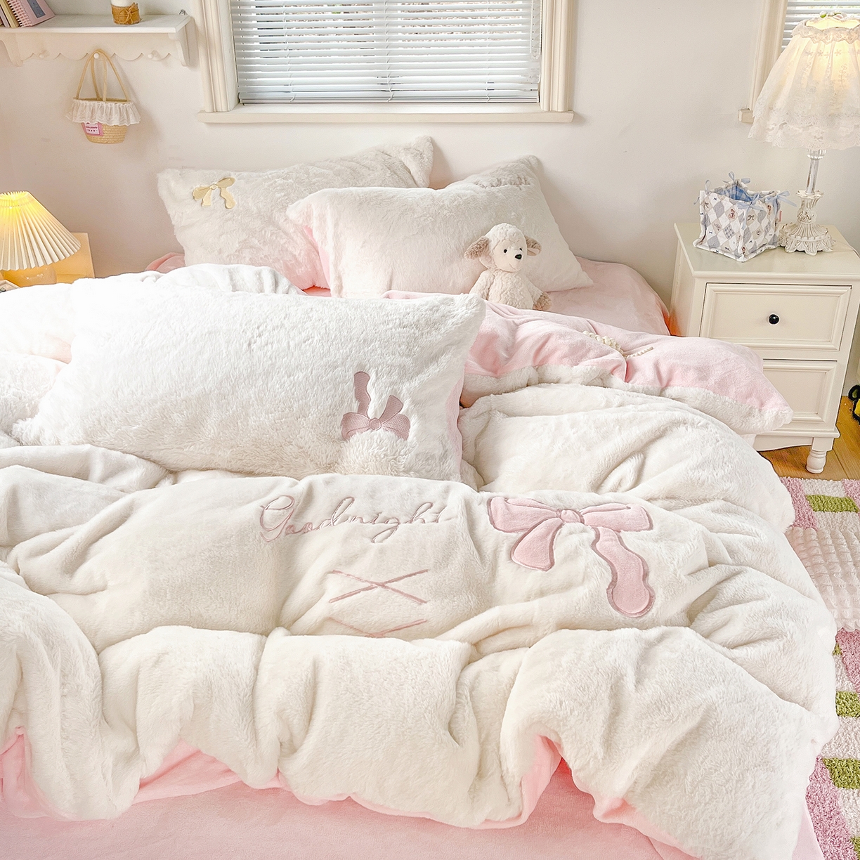 91家纺网 家纺一手货源 找家纺 麦朵家居 2025新款高克重兔毛贴布绣牛奶绒四件套雕花绒法莱绒四件套兔兔绒四件套床笠三件套 兔毛-粉色