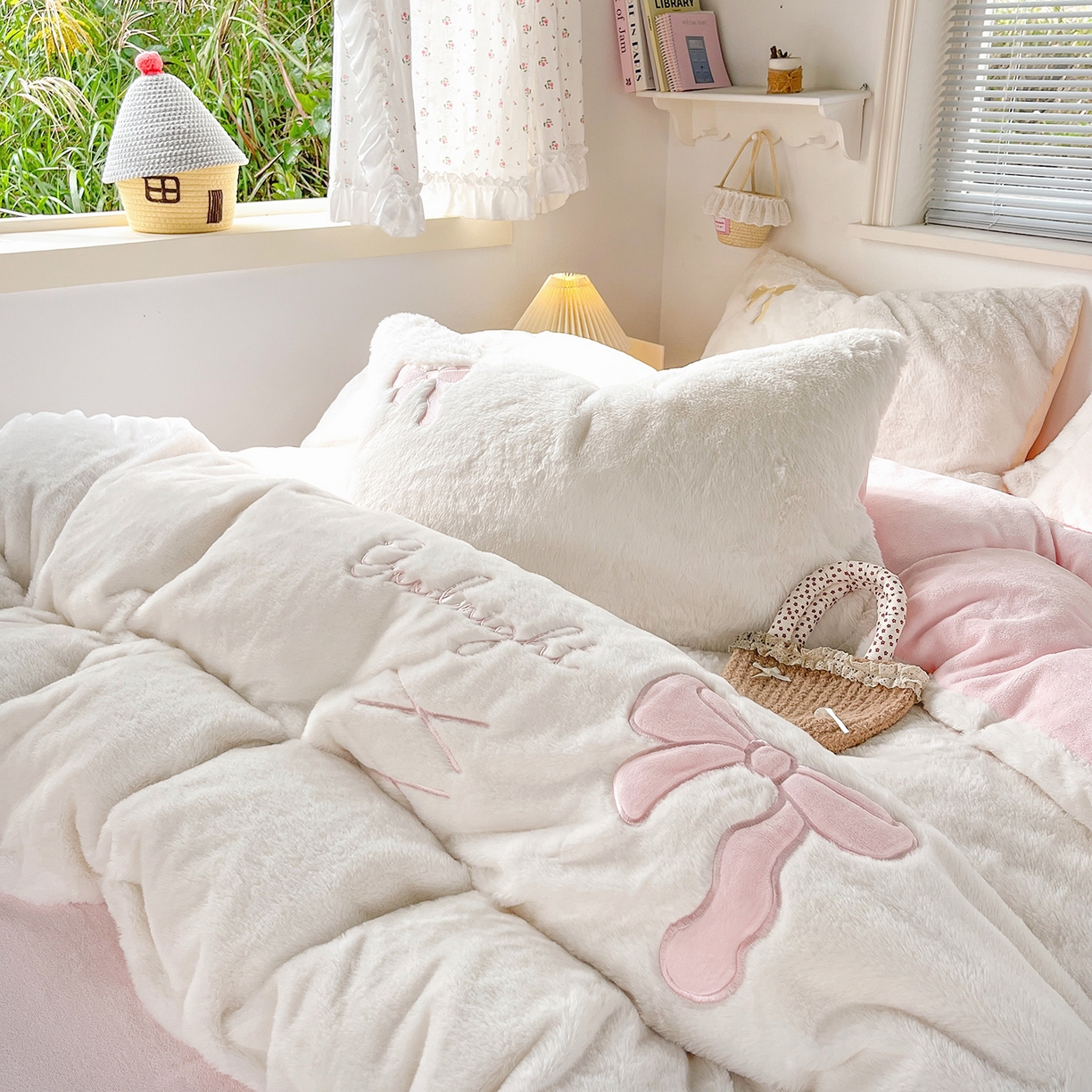 91家纺网 家纺一手货源 找家纺 麦朵家居 2025新款高克重兔毛贴布绣牛奶绒四件套雕花绒法莱绒四件套兔兔绒四件套床笠三件套 兔毛-粉色