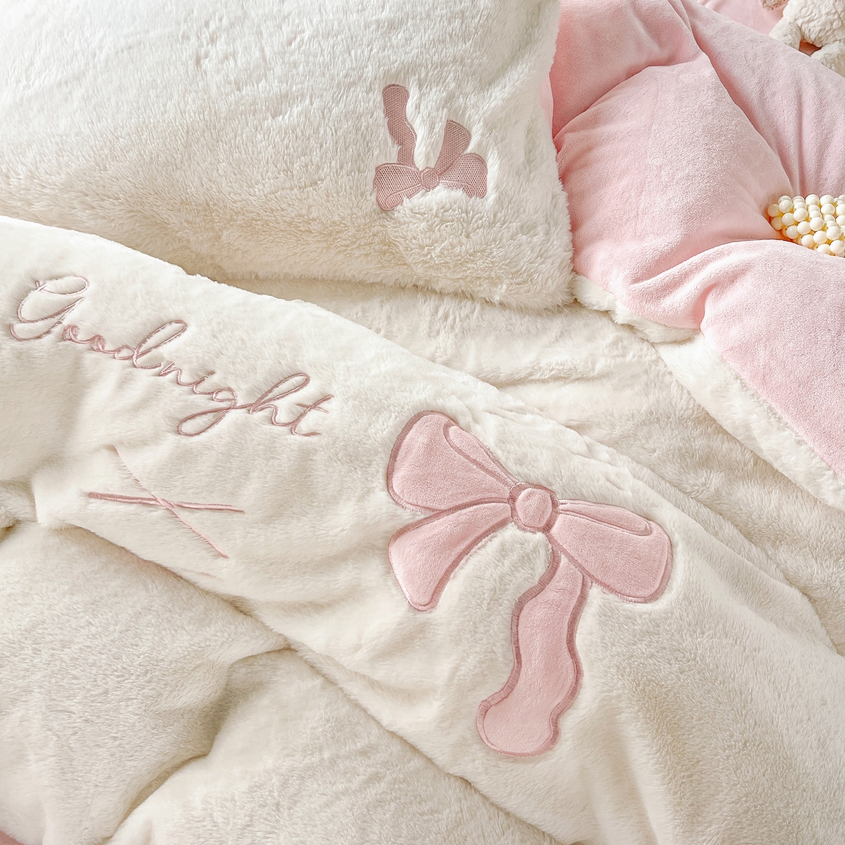 91家纺网 家纺一手货源 找家纺 麦朵家居 2025新款高克重兔毛贴布绣牛奶绒四件套雕花绒法莱绒四件套兔兔绒四件套床笠三件套 兔毛-粉色