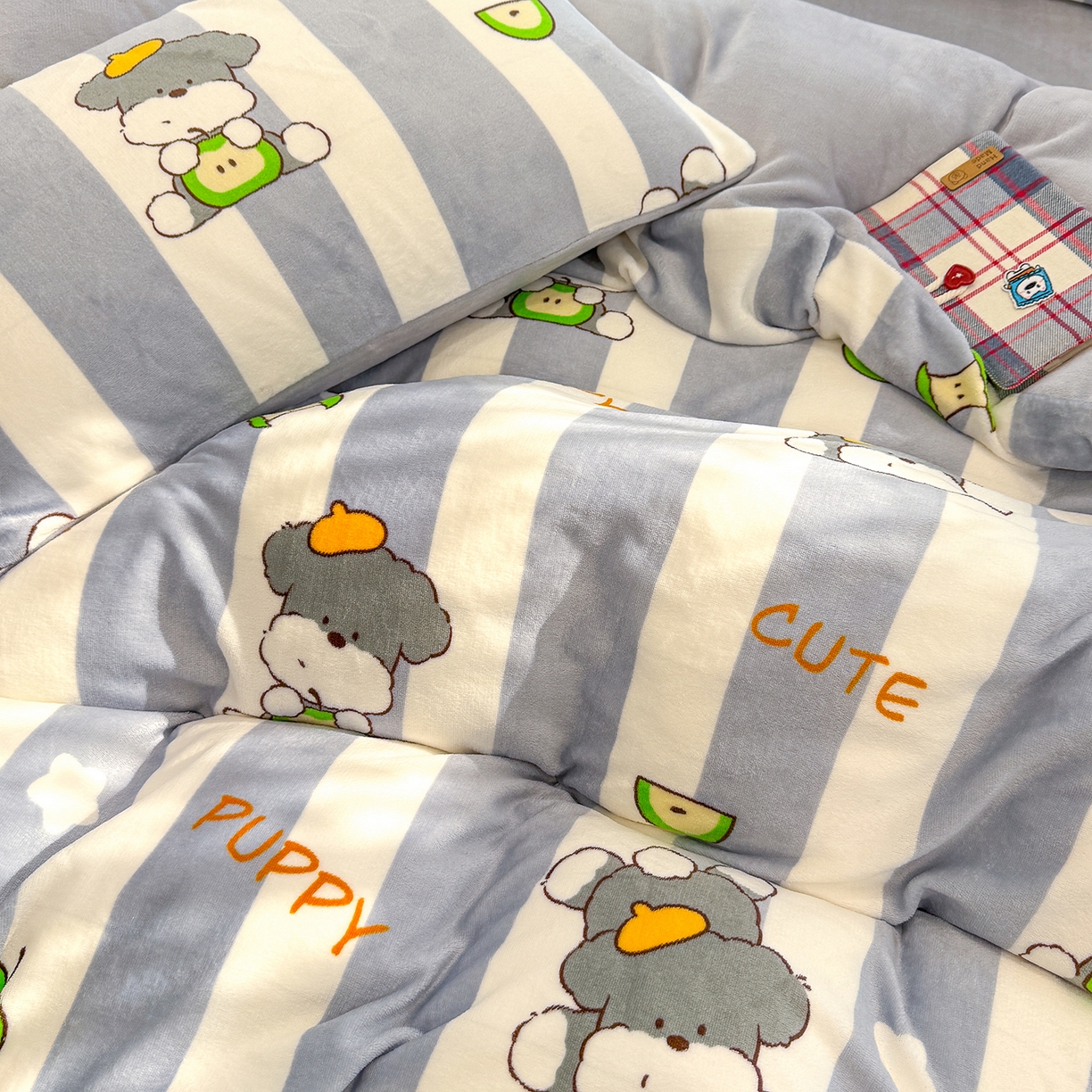 91家纺网 家纺一手货源 找家纺 枋梢家纺 2025新款加厚牛奶绒保暖四件套 苹果小狗