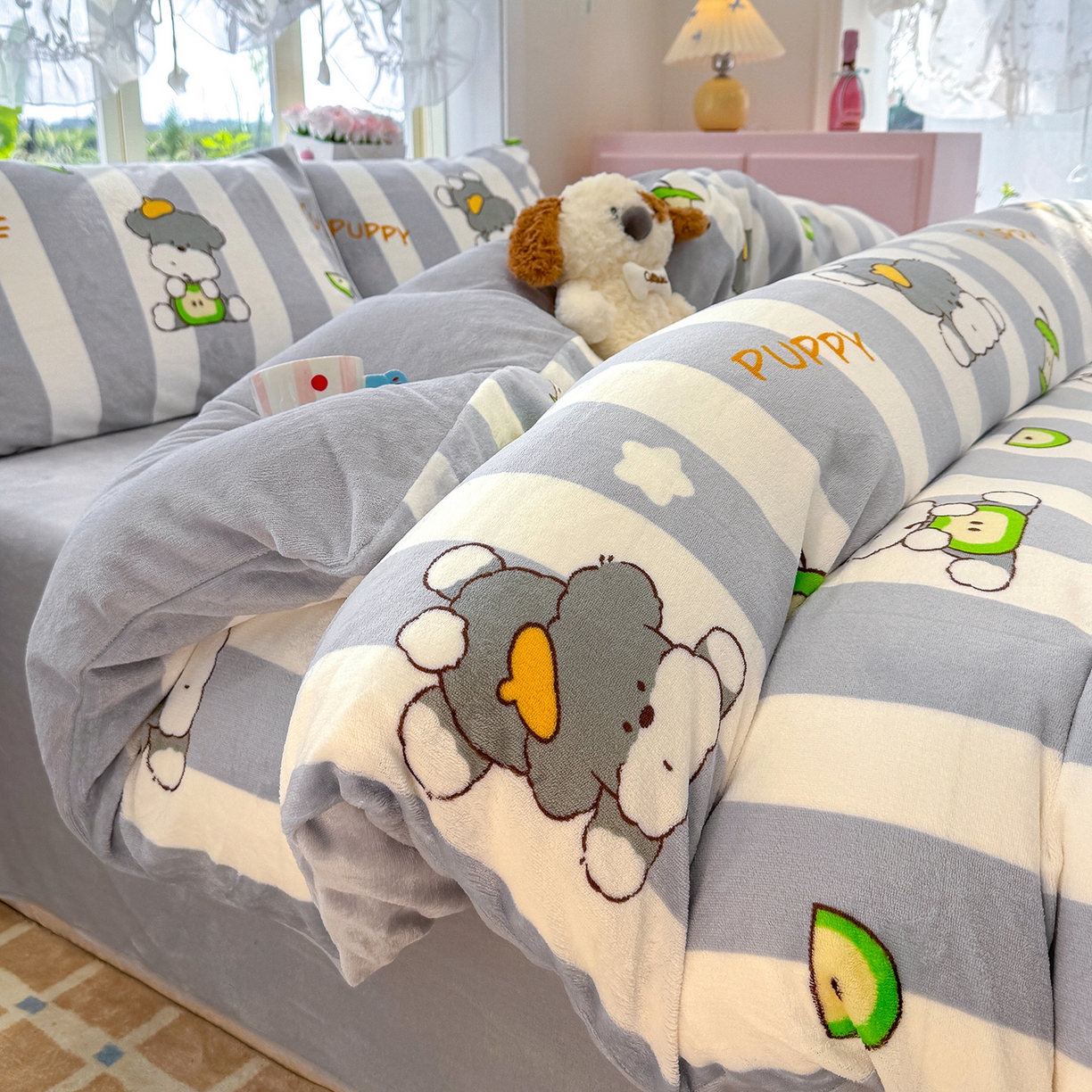 91家纺网 家纺一手货源 找家纺 枋梢家纺 2025新款加厚牛奶绒保暖四件套 苹果小狗