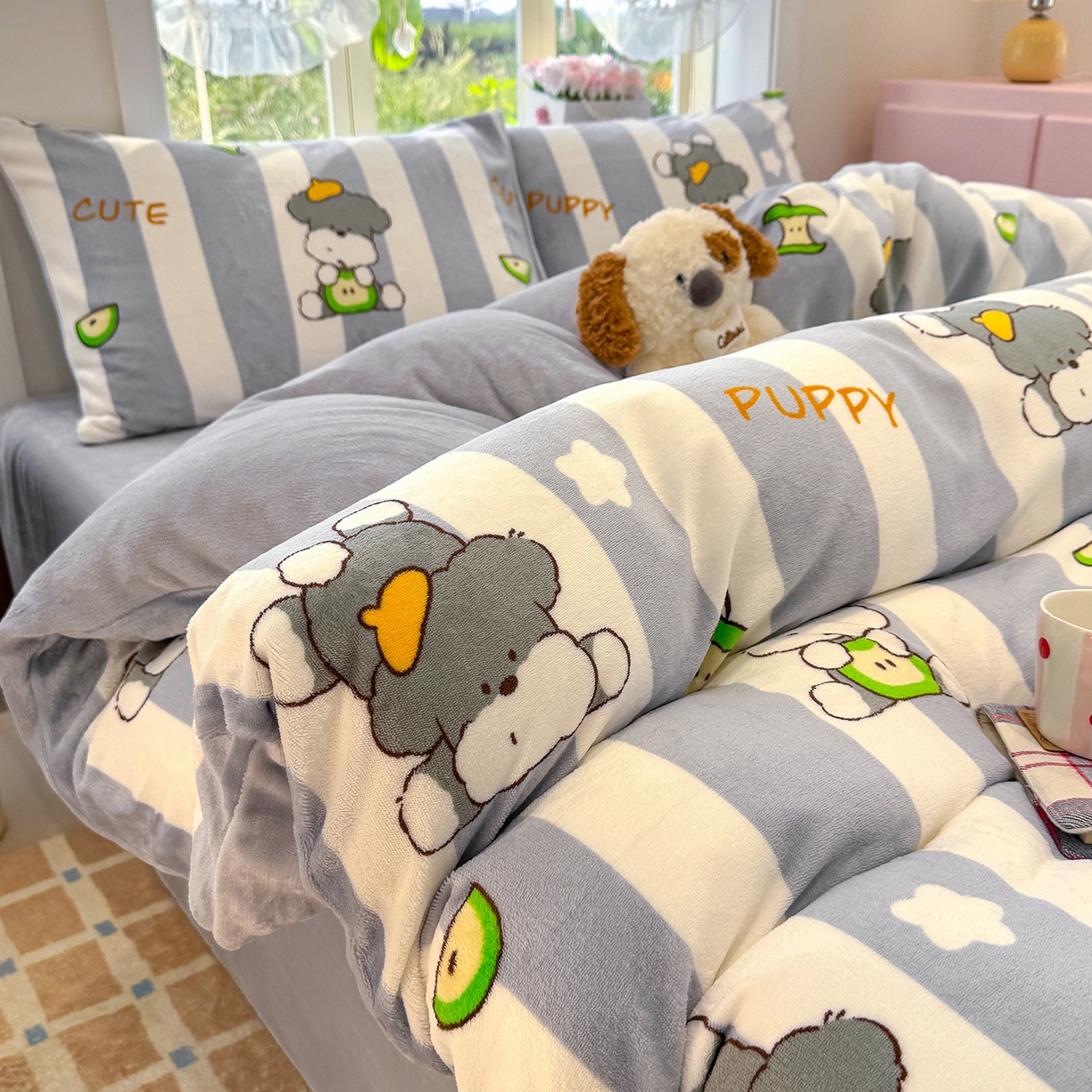 91家纺网 家纺一手货源 找家纺 枋梢家纺 2025新款加厚牛奶绒保暖四件套 苹果小狗