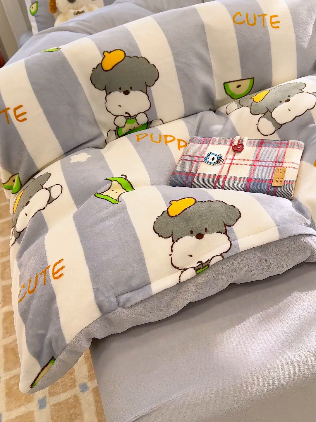 91家纺网 家纺一手货源 找家纺 枋梢家纺 2025新款加厚牛奶绒保暖四件套 苹果小狗