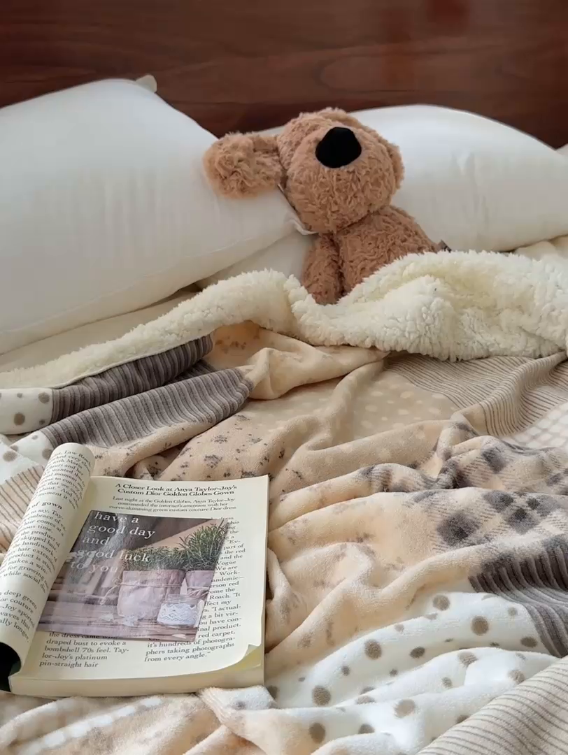 91家纺网 家纺一手货源 找家纺 艾咪-Amy ntmy 2025新款中古风牛奶绒羊羔绒双层毯 花栖礼咖