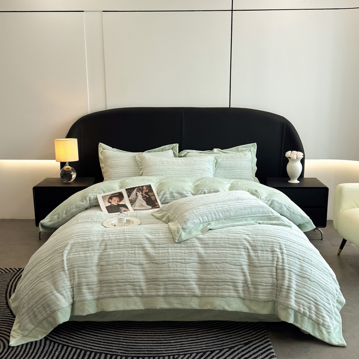 91家纺网 家纺一手货源 找家纺 九花鹿 2025新款380克宽边丹麦皮草绒四件套-波纹系列 波纹-清新绿