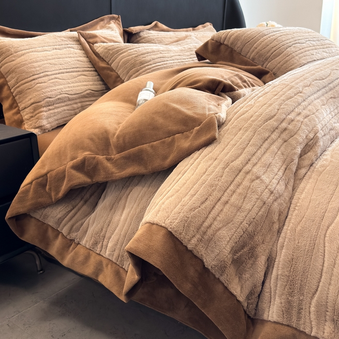 91家纺网 家纺一手货源 找家纺 九花鹿 2025新款380克宽边丹麦皮草绒四件套-波纹系列 波纹-可可棕