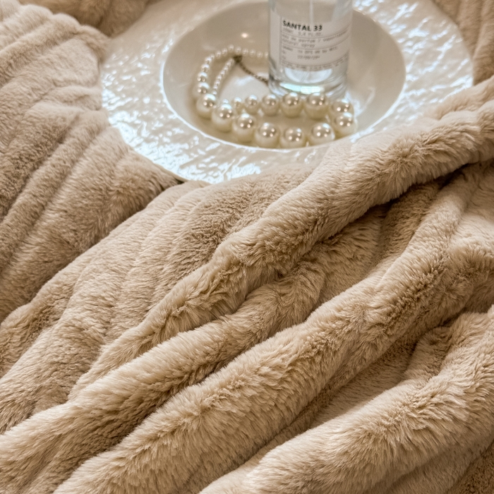 91家纺网 家纺一手货源 找家纺 九花鹿 2025新款380克宽边丹麦皮草绒四件套-波纹系列 波纹-奶茶咖