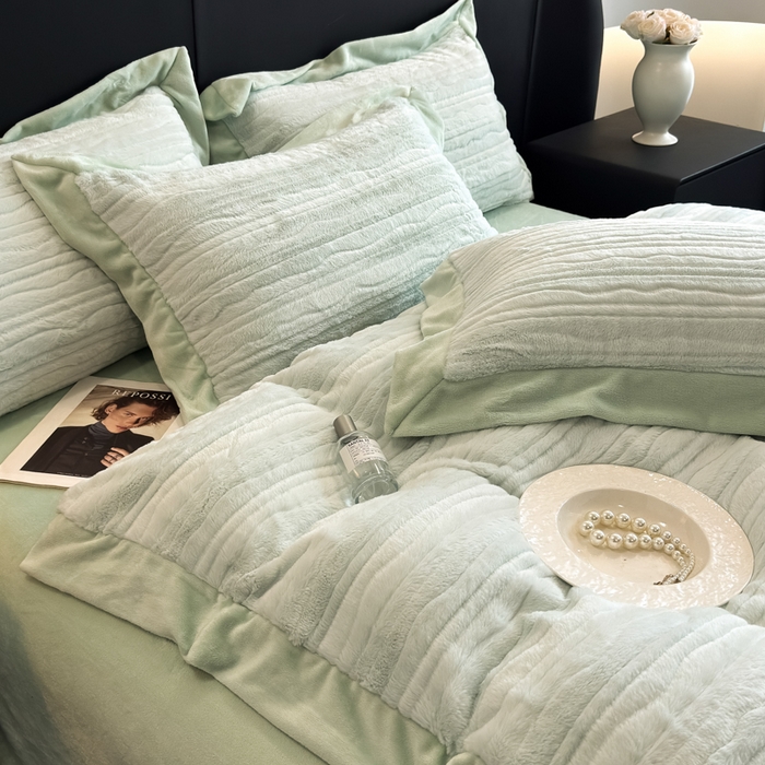 91家纺网 家纺一手货源 找家纺 九花鹿 2025新款380克宽边丹麦皮草绒四件套-波纹系列 波纹-清新绿