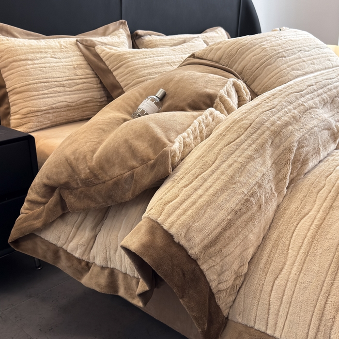 91家纺网 家纺一手货源 找家纺 九花鹿 2025新款380克宽边丹麦皮草绒四件套-波纹系列 波纹-奶茶咖