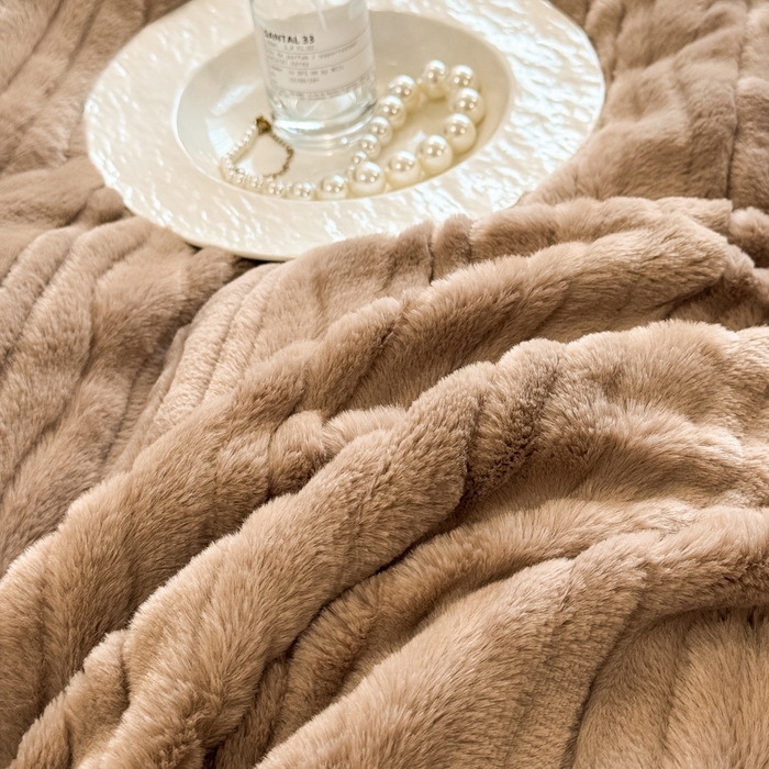 91家纺网 家纺一手货源 找家纺 九花鹿 2025新款380克宽边丹麦皮草绒四件套-波纹系列 波纹-可可棕