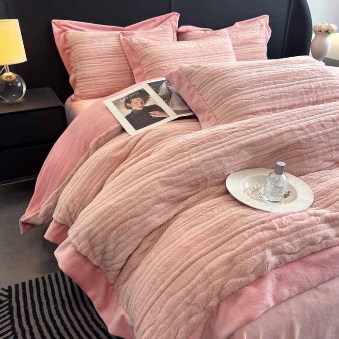 91家纺网 家纺一手货源 找家纺 （总）九花鹿 2025新款380克宽边丹麦皮草绒四件套-波纹系列