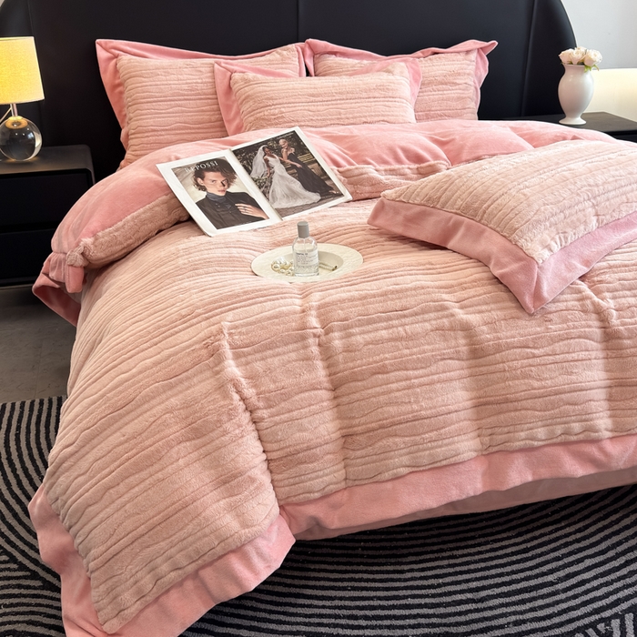 91家纺网 家纺一手货源 找家纺 九花鹿 2025新款380克宽边丹麦皮草绒四件套-波纹系列 波纹-梦境粉