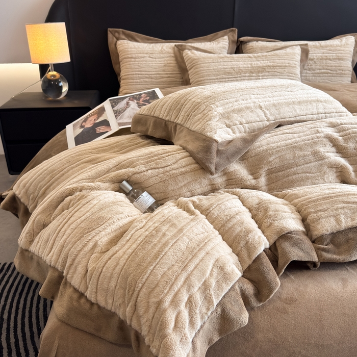 91家纺网 家纺一手货源 找家纺 九花鹿 2025新款380克宽边丹麦皮草绒四件套-波纹系列 波纹-奶茶咖