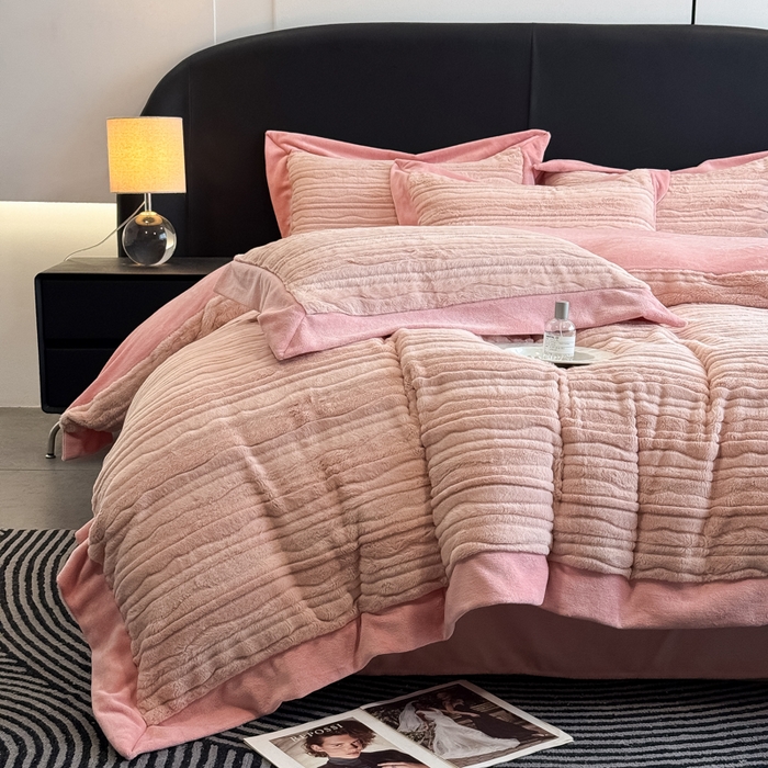 91家纺网 家纺一手货源 找家纺 九花鹿 2025新款380克宽边丹麦皮草绒四件套-波纹系列 波纹-梦境粉