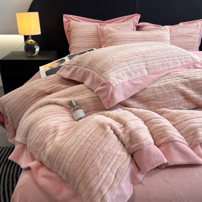 91家纺网 家纺一手货源 找家纺 九花鹿 2025新款380克宽边丹麦皮草绒四件套-波纹系列 波纹-梦境粉