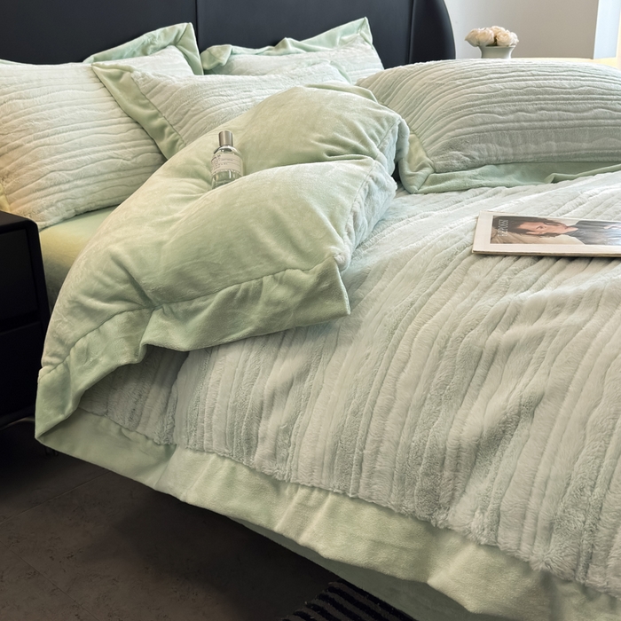 91家纺网 家纺一手货源 找家纺 九花鹿 2025新款380克宽边丹麦皮草绒四件套-波纹系列 波纹-清新绿