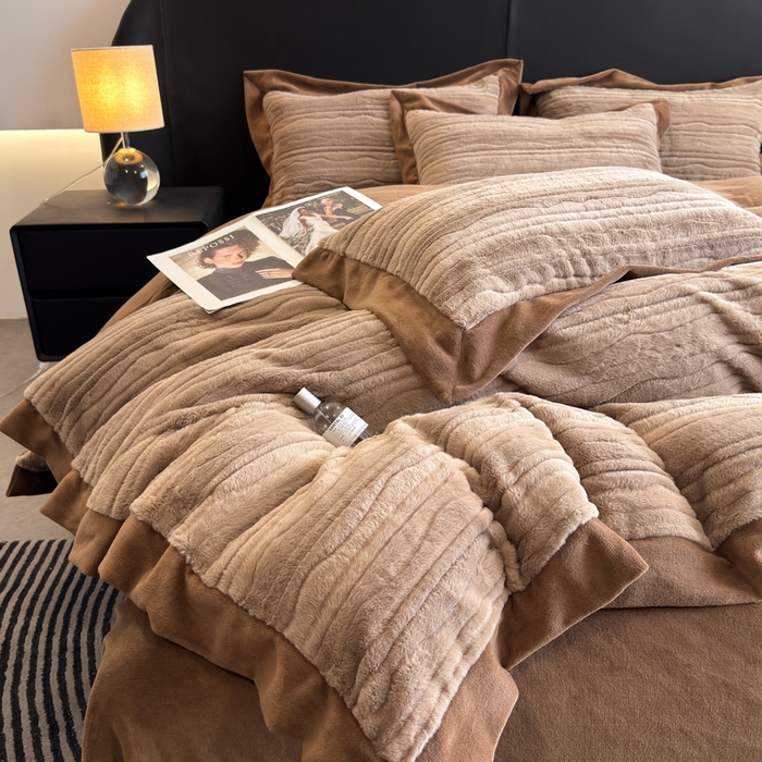 91家纺网 家纺一手货源 找家纺 九花鹿 2025新款380克宽边丹麦皮草绒四件套-波纹系列 波纹-可可棕