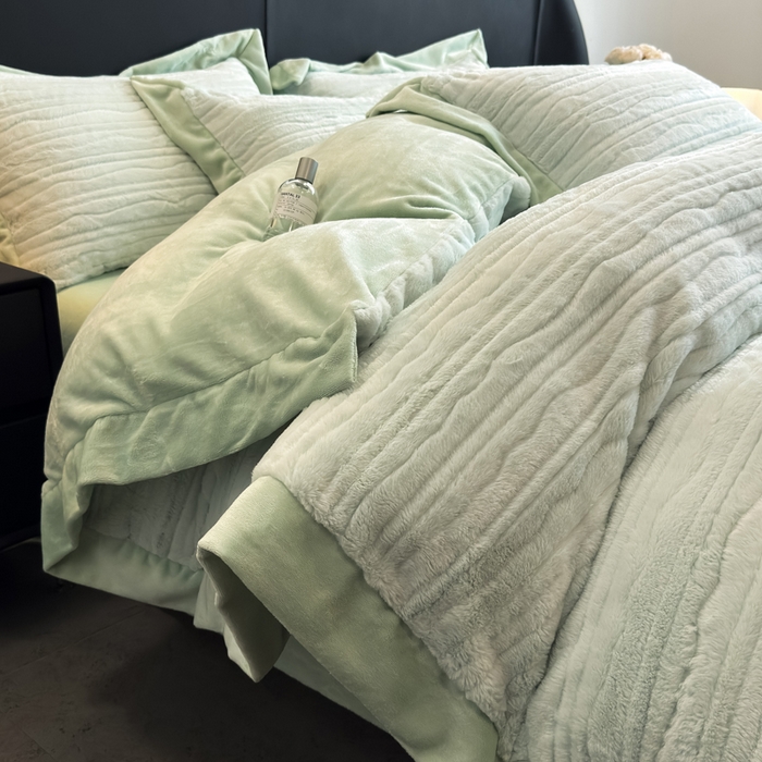 91家纺网 家纺一手货源 找家纺 九花鹿 2025新款380克宽边丹麦皮草绒四件套-波纹系列 波纹-清新绿