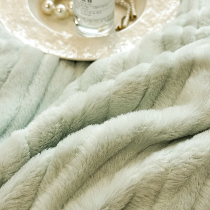 91家纺网 家纺一手货源 找家纺 九花鹿 2025新款380克宽边丹麦皮草绒四件套-波纹系列 波纹-清新绿